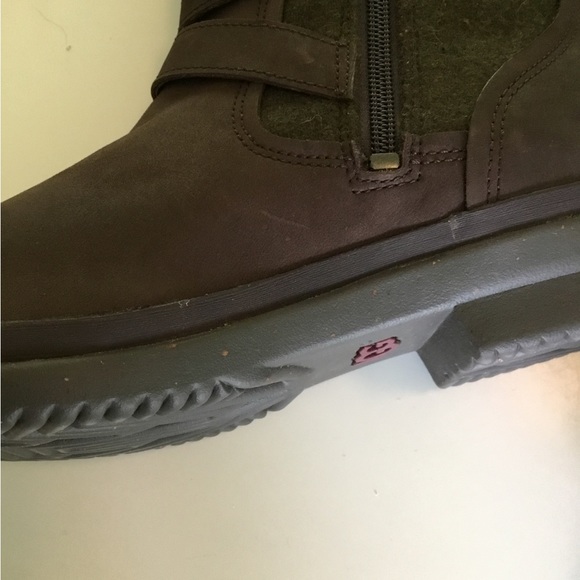 UGG WATERPROOF BOOTS - Picture 13 of 13